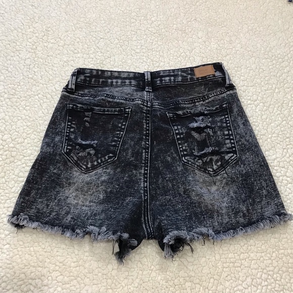 Simple Society Stretch Distressed Denim Black Jean Shorts
0 / 2 XS Extra Small - Picture 3 of 16